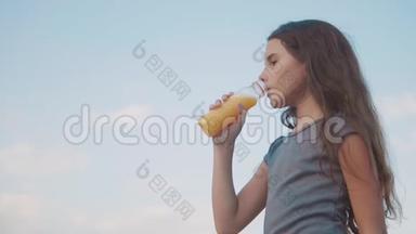 小女孩<strong>喝</strong>塑料瓶慢动作视频.. 青少年女孩<strong>喝果汁</strong>和水运动生活方式